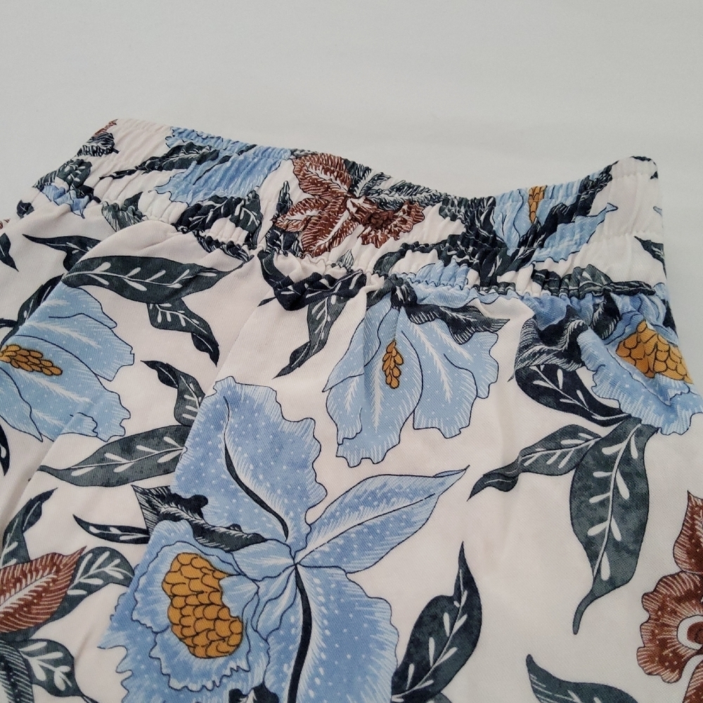 Old Navy Floral Print Shorts - Picture 5 of 7